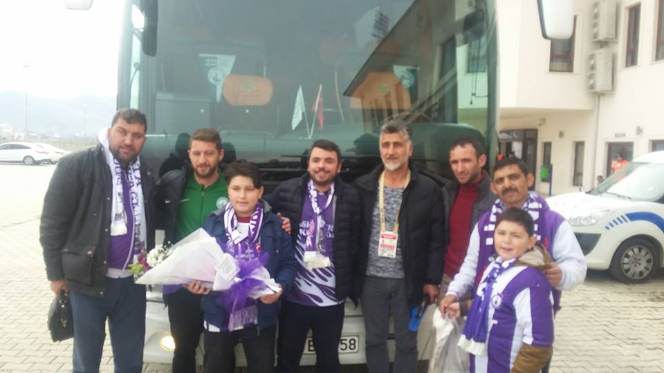 03 Gençlik tarftarlar derneği Sivassporlu Futbolcuları çiçeklerle karşıladılar