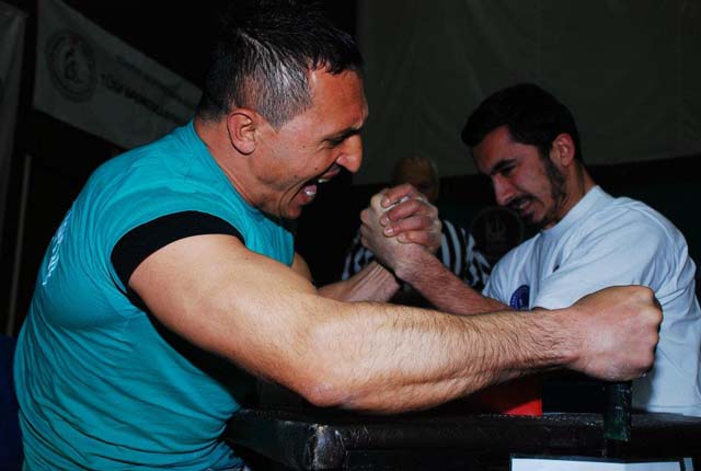 102 sporcu bileğinin gücünü gösterecek