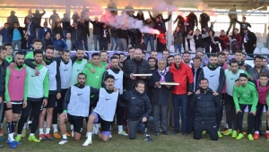 Akparti Adayı Zeybek'ten Jetlere baklavalı antrenman ziyareti