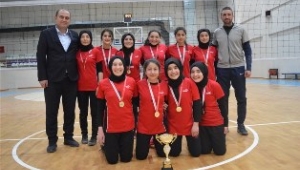 Voleybolda Kızların Yıldızı İscehisar