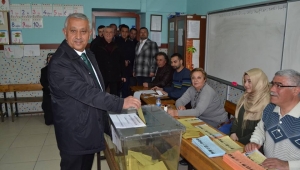 Akparti Afyonkarahisar Belediye Başkan adayı Mehmet Zeybek oyunu kullandı