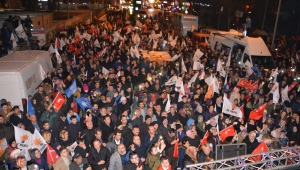 Akparti Anıtparkta seçim zaferini kutluyor