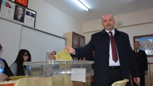 Akparti İl Başkanı Hüseyin Sezen oyunu kullandı