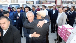 Başkan Acar’a Pazar Yerinde Yoğun İlgi