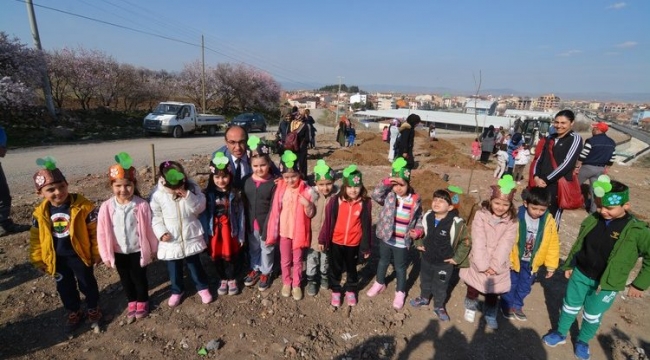 Başkan Mustafa Çöl Öğrencilerle Ağaç Dikti