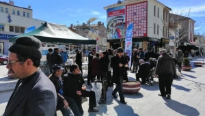 Can Emirdağlılara kandil lokması dağıttı