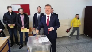 İyi Parti Belediye Başkan Adayı Mahmut Koçak Oyunu kullandı