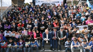 Kitap okumak için merdivenlere oturdular