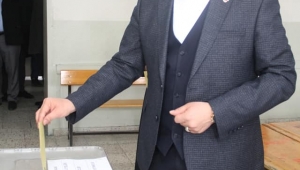 MHP Belediye Başkan Adayı Fatih Çetinkaya Oyunu kullandı