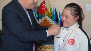 Milli Sporcu Münevvere Yılmaz Vali Tutulmaz’ı Makamında Ziyaret Etti