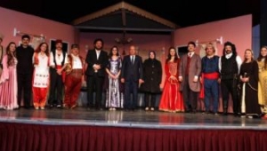 Perdeler Tiyatro Gününe Özel Olarak Açıldı