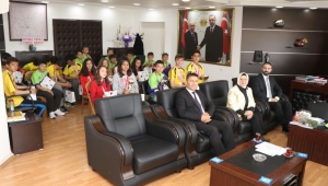 Afyonkarahisar Şampiyonu Fatih Ortaokulundan Başkan Sarı’ya Ziyaret