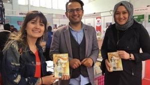 Afyonlu Yazarlar, Fuarda Kitaplarını İmzalıyor