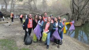 AKÜ Öğrencileri Erkmen Göletini temizledi
