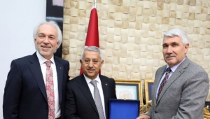 Başkan Zeybek’e Komşudan Tebrik Ziyareti