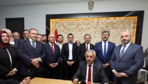 Belediyede devir teslim töreni düzenlendi