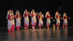 Hoca Ahmet Yesevi öğrencilerinin halk oyunları gösteri izleyenleri mest etti