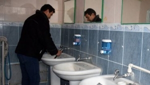 İscehisar'da okulların musluklarına bakım yapıldı
