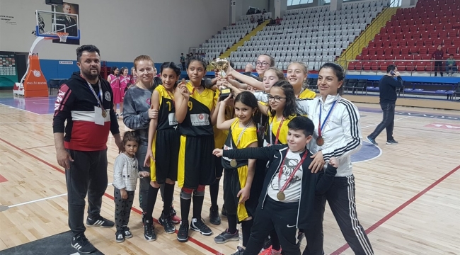 Küçük Kızlar Basketbolda Şampiyon Abdurraim Mısri Ortaokulu 
