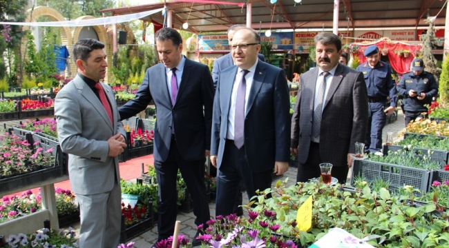 Vali Mustafa Tutulmaz Dinar’da çiçek festivalini ziyaret etti