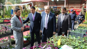 Vali Mustafa Tutulmaz Dinar’da çiçek festivalini ziyaret etti
