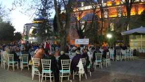 AEV’den Yetim Öğrencilere İftar