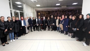 Ak Kadınlardan Başkan Zeybek'e Tebrik Ziyareti