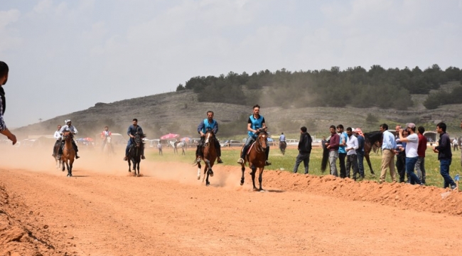 Dazkırı’da düzenlenen rahvan at yarışları büyük ilgi gördü