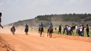 Dazkırı’da düzenlenen rahvan at yarışları büyük ilgi gördü