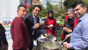 Gönüllü gençler Namaz Çıkışı buğday çorbası ikramında bulundular