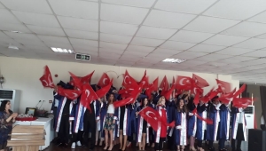 Mezuniyet çoşkulu bir şekilde kutlandı..