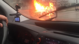 Son Dakika…Arızalanan araç yol kenarında alevlere boğuldu