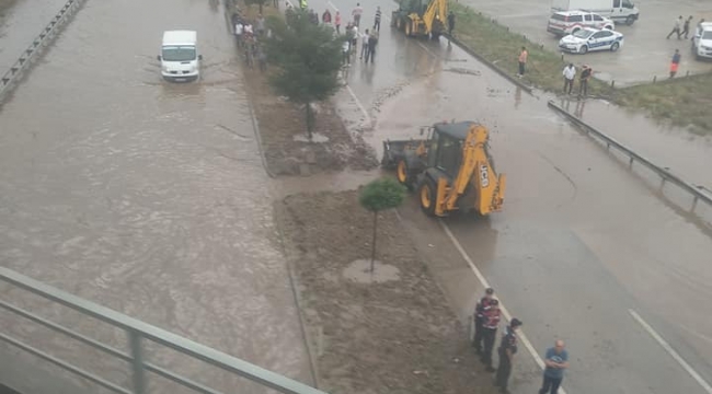 Son Dakika.....Afyonkarahisar Antalya yolu sel nedeniyle trafiğe kapandı