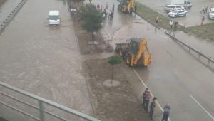 Son Dakika.....Afyonkarahisar Antalya yolu sel nedeniyle trafiğe kapandı