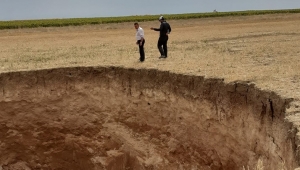 Afyonkarahisar'da dev obruk oluştu