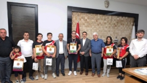 Başkan Zeybek Şampiyon Haltercileri Tebrik Etti