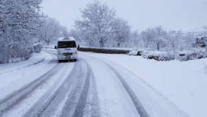 Afyonkarahisar’da gece başlayan kar yağışı şehri beyaza bürüdü