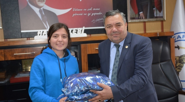 Başkan Çelebi, kadın futbol takımı oyuncusunu ödüllendirdi