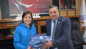 Başkan Çelebi, kadın futbol takımı oyuncusunu ödüllendirdi