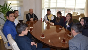 Başkan Taylan’dan Tiyatro Ekibine Hediye