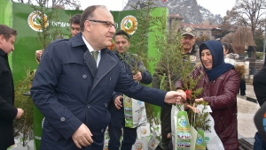 Kampanya kapsamında Afyonkarahisar genelinde 3 bin 500 fidan dağıtıldı