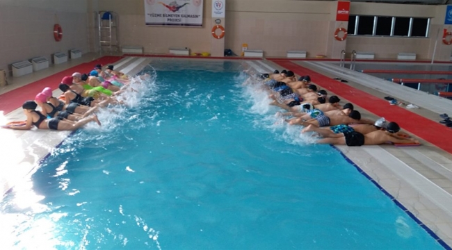 Yarıyıl tatilinde öğrenciler yüzme öğreniyor
