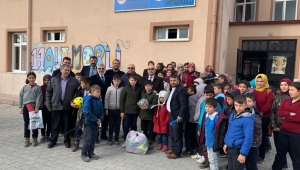 Çoban köy okullarını gezdi