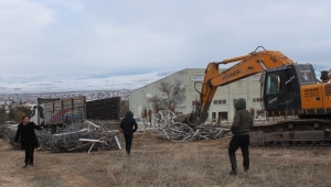 Emirdağ Belediyesi metruk binaları yıkıyor