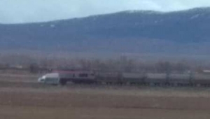 Hemzemin geçit kapalıyken geçmeye çalışan kamyoneti tren biçti