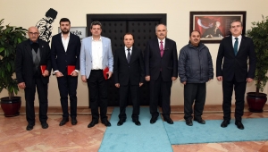 Rektör Karakaş Yüklenici Firma Yetkililerine Plaket Verdi