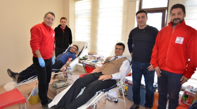 Sağlık Müdürlüğü personeli Kızılay'a kan bağışında bulundu.