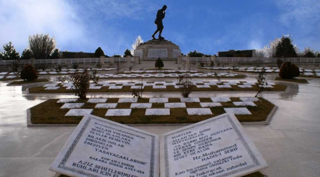 Şehitlikteki Başkomutan Mustafa Kemal Anıtı şiddetli rüzgardan yere düştü
