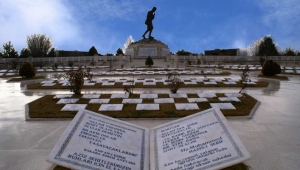 Şehitlikteki Başkomutan Mustafa Kemal Anıtı şiddetli rüzgardan yere düştü