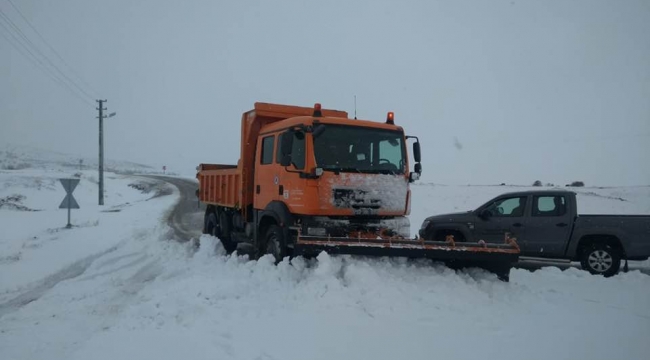 Afyonkarahisar’da yoğun kar yağışından kapanan yollar açıldı